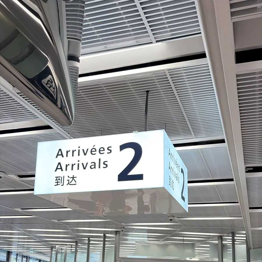 Le panneau Arrivées 2 dans un terminal d'aéroport parisien.