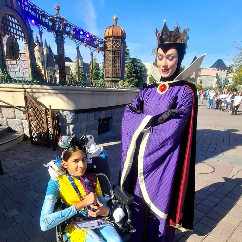 Une jeune cliente rencontre la Méchante Reine à Disneyland Paris.