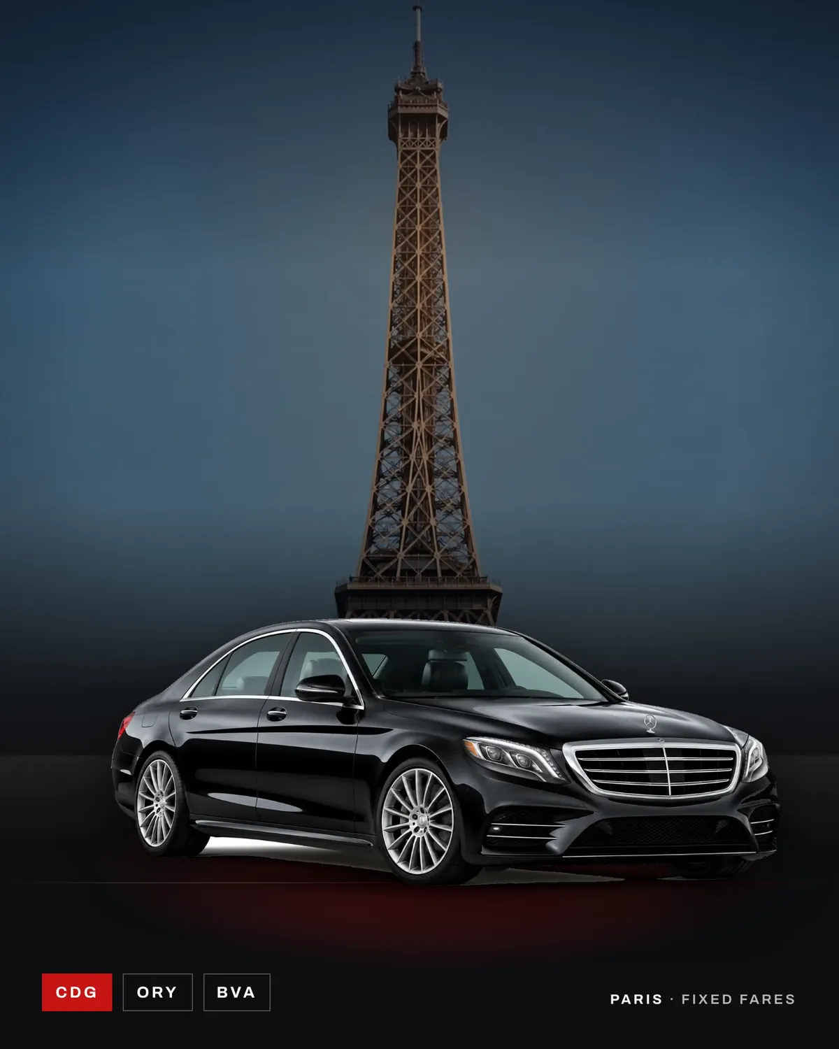 Une Mercedes Classe S noire devant la tour Eiffel au crépuscule.